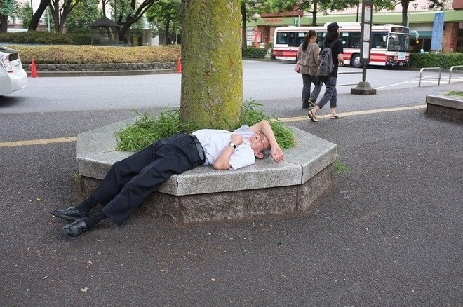 Inemuri: Nghệ thuật ngủ nơi công cộng đã trở thành thương hiệu của người Nhật Bản - Ảnh 7.