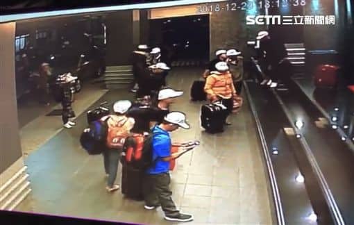 Hình ảnh đầu tiên được cho là nhóm khách Việt nghi bỏ trốn ở Đài Loan: Vào khách sạn chưa đầy 1 tiếng đã xách vali ra - Ảnh 4.