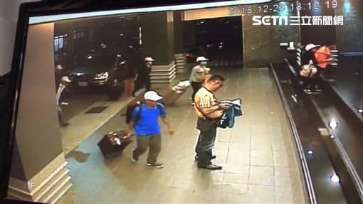Hình ảnh đầu tiên được cho là nhóm khách Việt nghi bỏ trốn ở Đài Loan: Vào khách sạn chưa đầy 1 tiếng đã xách vali ra - Ảnh 6.