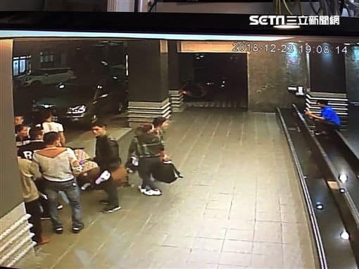 Hình ảnh đầu tiên được cho là nhóm khách Việt nghi bỏ trốn ở Đài Loan: Vào khách sạn chưa đầy 1 tiếng đã xách vali ra - Ảnh 7.
