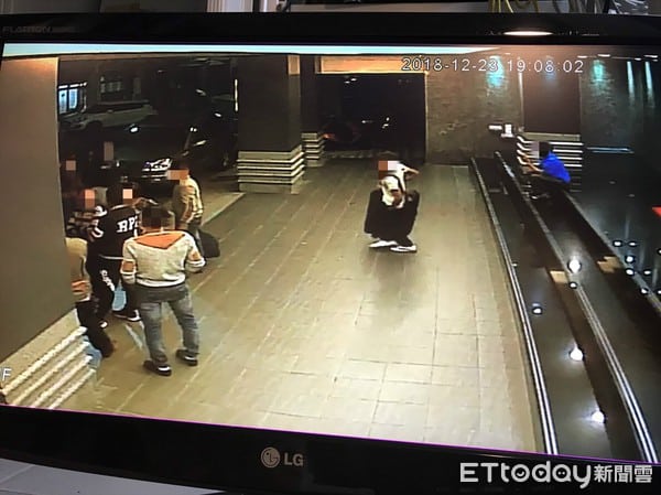 Hình ảnh đầu tiên được cho là nhóm khách Việt nghi bỏ trốn ở Đài Loan: Vào khách sạn chưa đầy 1 tiếng đã xách vali ra - Ảnh 8.