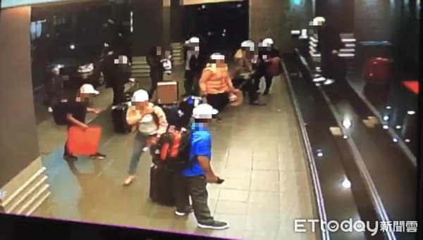 Hình ảnh đầu tiên được cho là nhóm khách Việt nghi bỏ trốn ở Đài Loan: Vào khách sạn chưa đầy 1 tiếng đã xách vali ra - Ảnh 5.