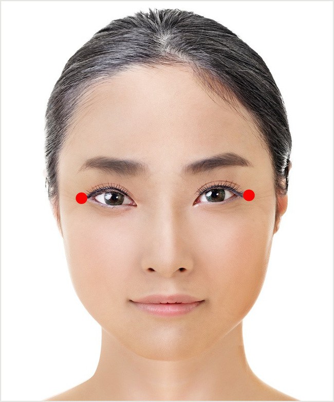 Đây là kỹ thuật massage 1 phút tuyệt vời của Nhật Bản giúp cho đôi mắt của bạn trông trẻ hơn vài tuổi - Ảnh 4.