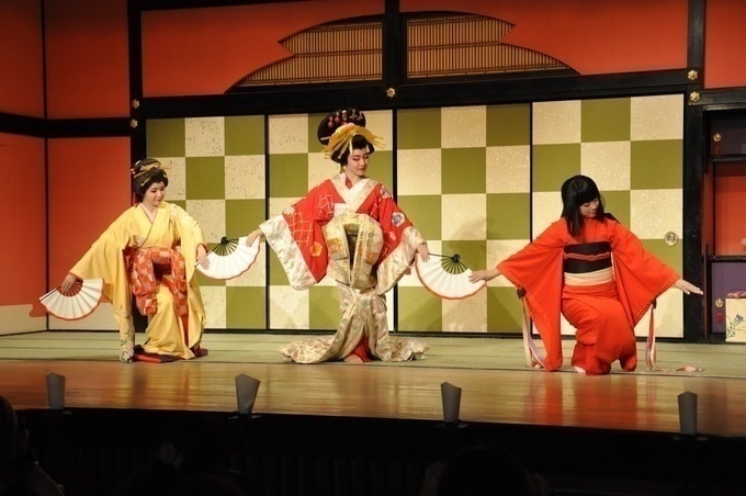 Kịch trường văn hóa Wakamtsu ya là nơi du khách có thể theo dõi những tiết mục ảo thuật hay các vở kịch đặc sắc bao gồm các nhân vật như nàng geisha xinh đẹp hay một odaijin giàu có. Đặc biệt ở những vở kịch này, du khách còn có cơ hội được lựa chọn tham gia và trở thành một trong số những nhân vật chính. 