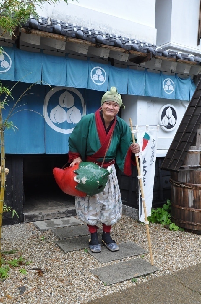 Edo Wonderland còn có dịch vụ đóng vai. Du khách ghé thăm có thể khoác trên mình những bộ quần áo của samurai, geisha hay người dân bình thường và đi lại trên các con đường mà không gặp phải bất cứ sự phàn nàn nào. 