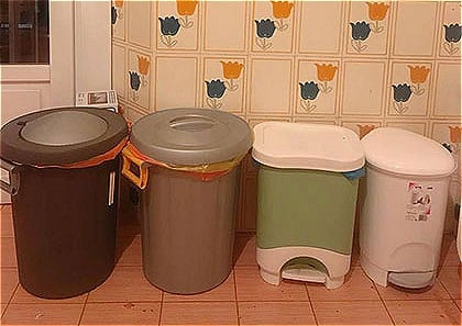 Nhà chị Trần Tuyết ở Italy có 4 chiếc thùng để đựng 4 loại rác khác nhau: Nhựa, giấy, chai lọ thủy tinh và đồ hữu cơ. Nếu ai bị phát hiện không phân loại rác đúng thì có thể bị tòa án gọi lên. 