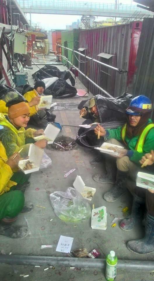 Hẻm ăn trưa của những công nhân vệ sinh môi trường (Ảnh: FB) 