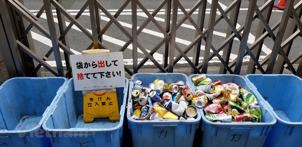 Chỉ sau 10 năm chịu cảnh sống chung với rác và khói bụi, người Tokyo đã cương quyết không chịu tiếp tục sống như vậy. Họ đã chấp nhận thay đổi bản thân để mình được sống trong một thành phố, đất nước với môi trường thiên nhiên, môi trường sống sạch sẽ, an toàn. (Ảnh: Nguyễn Tuyến/Vietnam+) 