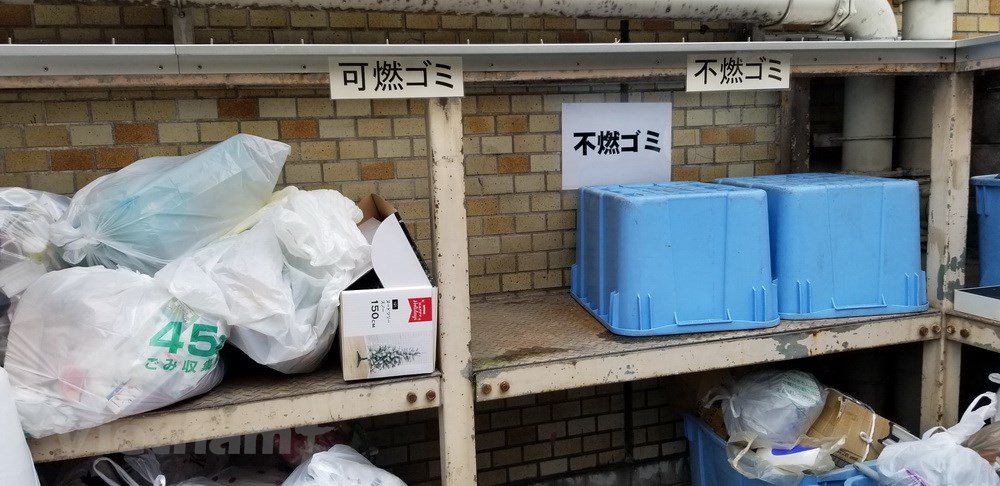 Khu vực phân loại rác đốt được và rác không đốt được. (Ảnh: Nguyễn Tuyến/Vietnam+) 