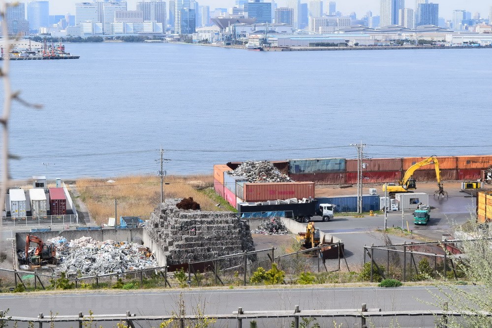 Những kiện rác bằng vỏ lon kim loại, vỏ chai nhựa đã được rửa sạch ép thành khối nặng hàng chục tấn tại cảng ở đảo Odaiba. (Ảnh: Nguyễn Tuyến/Vietnam+) 