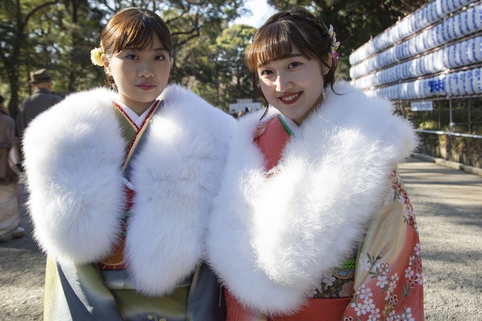 Nam nữ thanh niên Nhật Bản xúng xính váy áo dự lễ trưởng thành