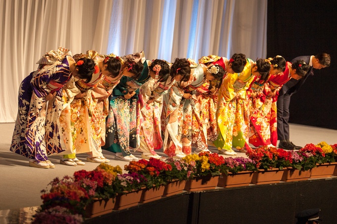 Nam nữ thanh niên Nhật Bản xúng xính váy áo dự lễ trưởng thành