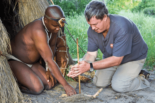 Khách Tây học cách nhóm lửa với những dụng cụ thô sơ sẵn có trong tự nhiên của tộc người San tại Botswana. Ảnh: Wendy Perrin.