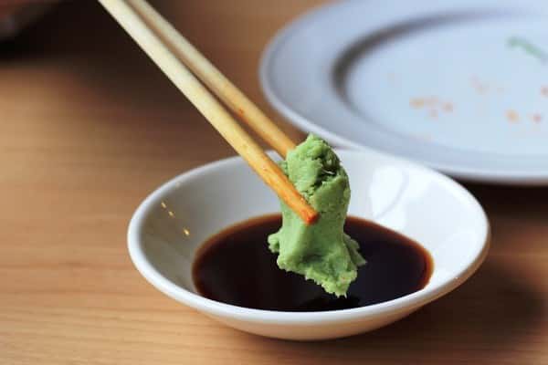 Ăn đồ Nhật bao lâu nhưng bạn có biết tại sao vị cay của wasabi lại xộc lên mũi không? - Ảnh 2.