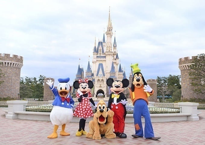 Vui chÆ¡i á» Tokyo Disney Resort Thá»±c táº¿, tá» há»£p cÃ´ng viÃªn nÃ y khÃ´ng náº±m á» thá»§ ÄÃ´ Tokyo mÃ  thuá»c vá» tá»nh Chiba. á» ÄÃ¢y cÃ³ hai khu chÆ¡i lÃ  Tokyo Disney Land vÃ  Tokyo Disney Sea. GiÃ¡ vÃ© vÃ o má»i khu nÃ y khoáº£ng lÃ  7.400 yen (1,5 triá»u Äá»ng). Khu nÃ y cÃ¡ch sÃ¢n bay Haneda hÆ¡n 20 km. 