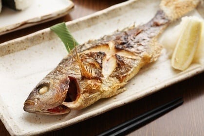 Ở Nhật, người ta nói rằng cách ăn và thứ tự ăn một con cá nướng đúng quy tắc có thể nói lên sự thanh lịch, có học thức của bạn