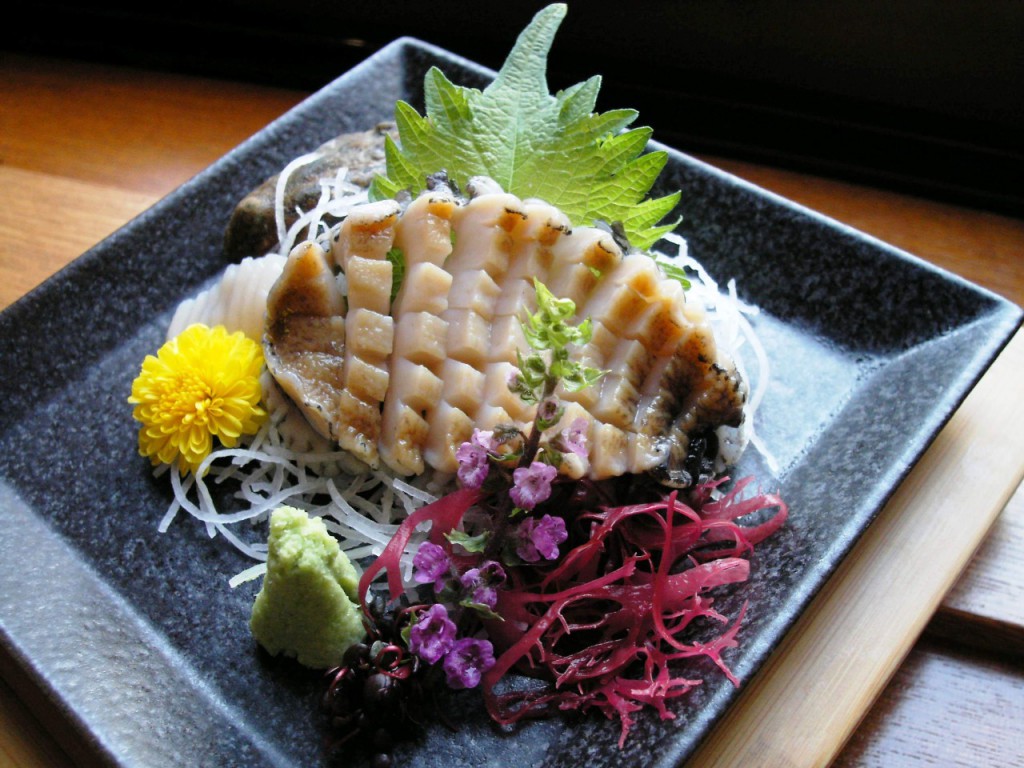 Một đĩa Sashimi bào ngư được trình bày theo đúng quy cách của quán Sushi
