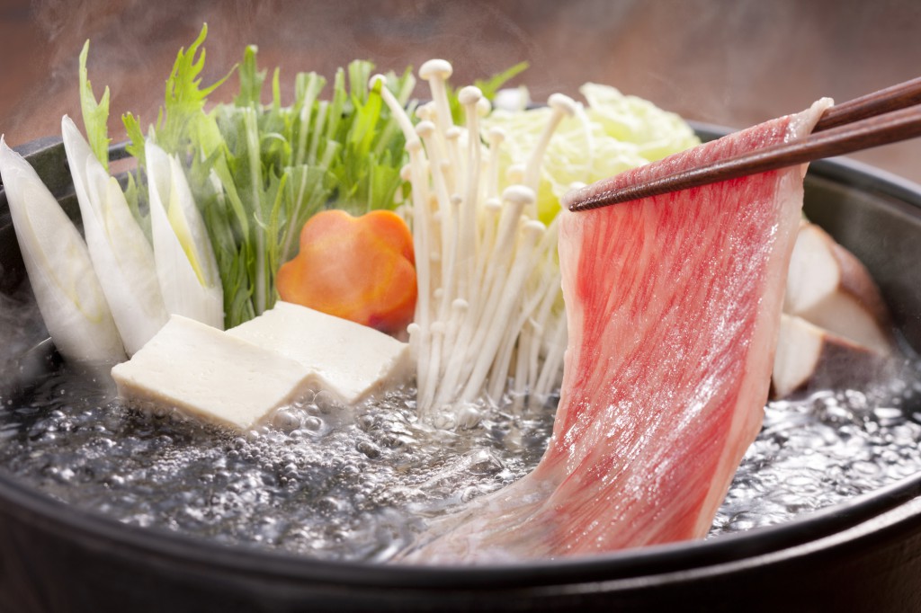 Trong tiếng Nhật, "shabu shabu" là từ tượng hình mô tả việc "phẩy qua, phẩy lại" miếng thịt mỏng dính trong nước sối cho đến khi chín