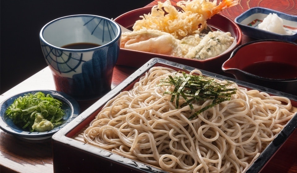 Ở Nhật có tập tục ăn mì soba vào ngày 31/12, và cả tập tục ăn và tặng cả hàng xóm mì soba vào ngày chuyển đến nhà mới