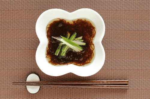 Rong nâu Mozuku trong ẩm thực Nhật. 