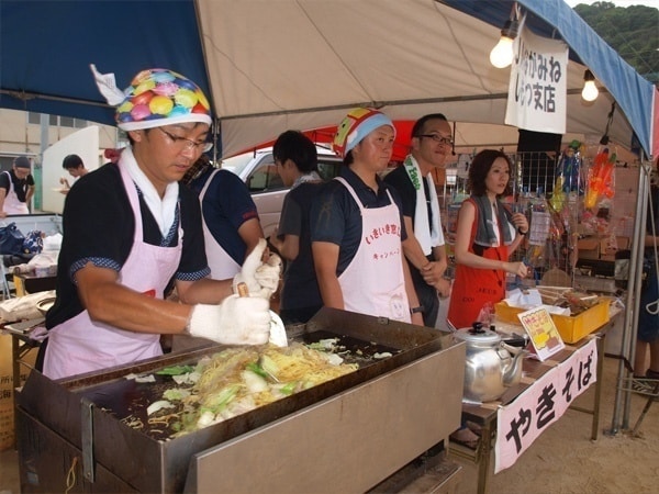 Yakisoba được ăn phổ biến nhất là tại các quầy ăn lưu động trong các dịp lễ hội