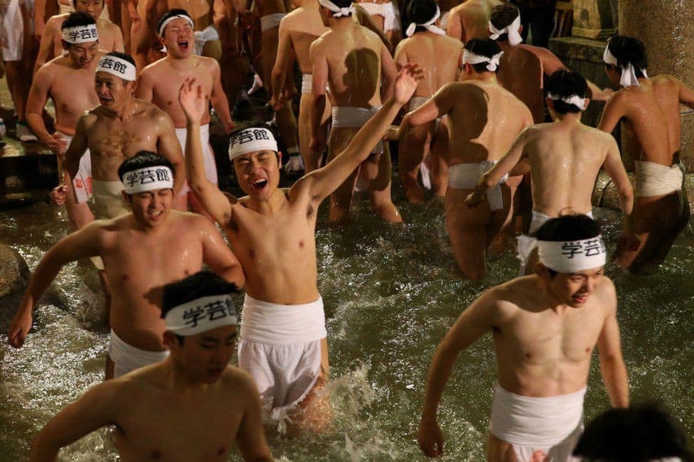 10 nghìn thanh niên cởi trần lao vào nhau tìm gậy thánh trong lễ hội cầu may tại Nhật Bản - Ảnh 2.
