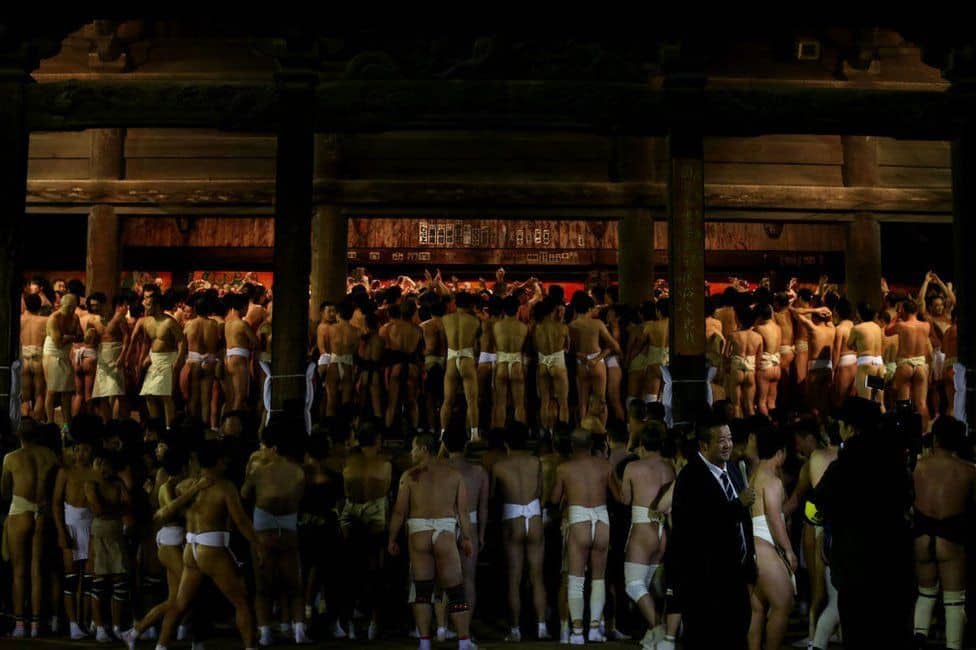 10 nghìn thanh niên cởi trần lao vào nhau tìm gậy thánh trong lễ hội cầu may tại Nhật Bản - Ảnh 7.